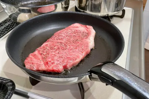 フライパンで焼くステーキ