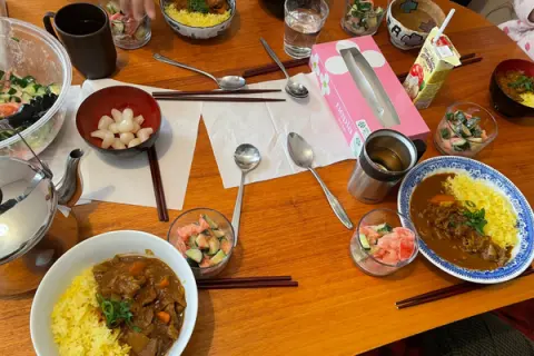 仲間に振る舞った料理が並ぶ食卓