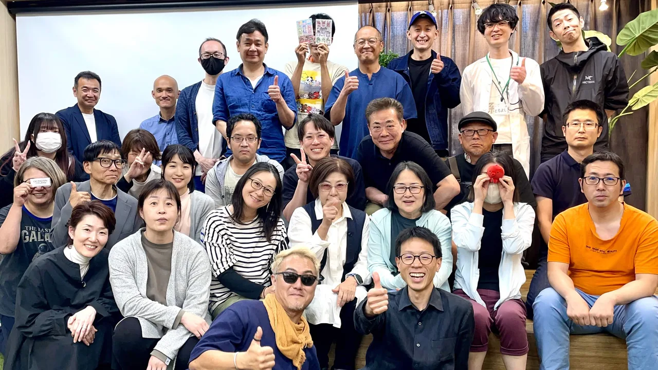 全国ツアーの作業会に集まった参加者とリツトの集合写真